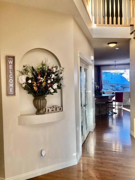הוילה YYC 2500 Sq House In Springbank Hill Bl 261818 מראה חיצוני תמונה
