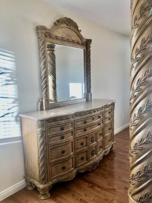 הוילה YYC 2500 Sq House In Springbank Hill Bl 261818 מראה חיצוני תמונה