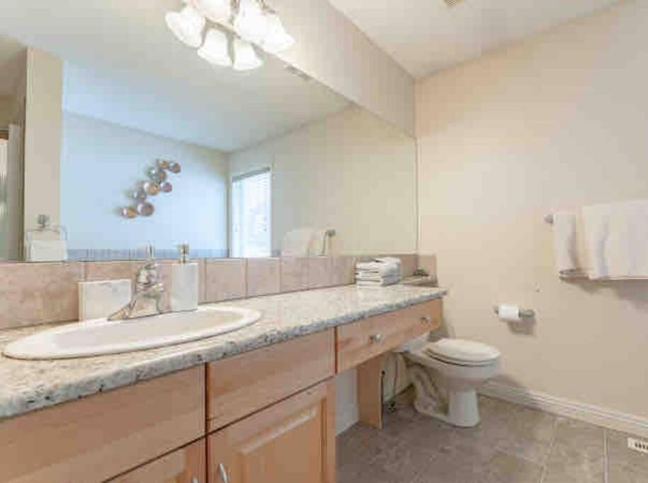 הוילה YYC 2500 Sq House In Springbank Hill Bl 261818 מראה חיצוני תמונה